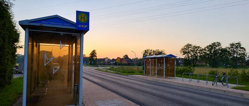 Bushaltestelle Abzweig Halbemonder Straße bei ruhigem Abendlicht