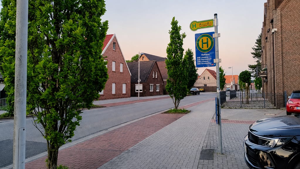 Haltestellenschild Rathaus mit BürgerBus-Hage-Linien 448 und 449