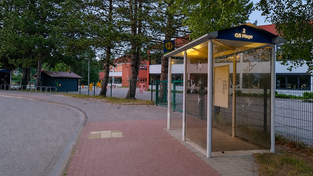 Bushaltestelle GS Hage vor der Grundschule Hage am Abend