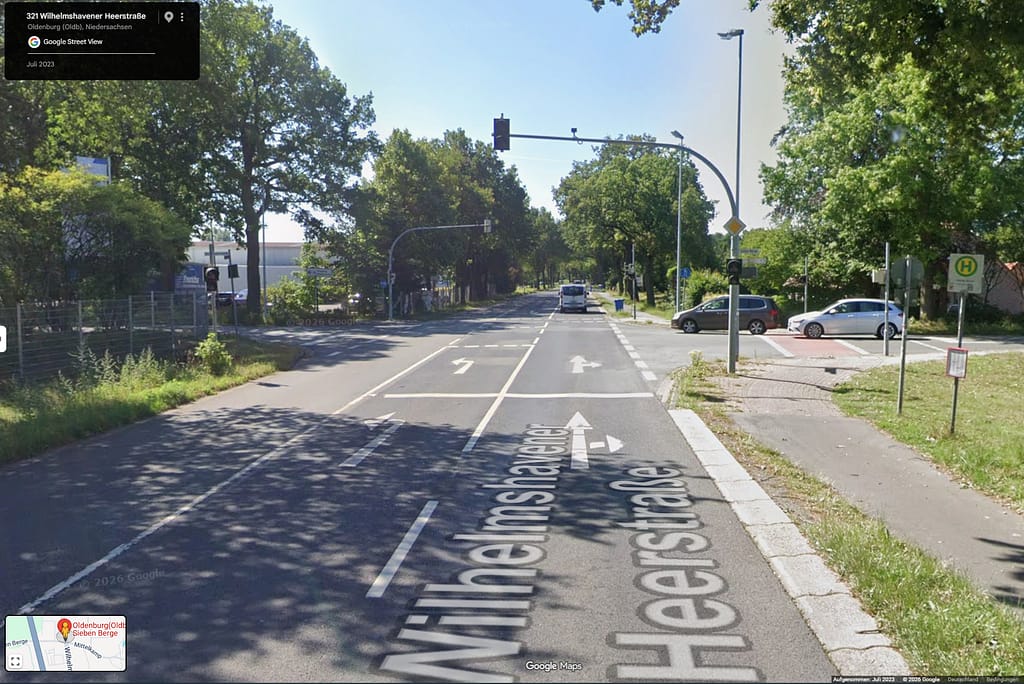 Der Haltestellenbereich liegt unmittelbar an einer Kreuzung mit Ampelanlage, Abbiegespuren sowie Geh- und Radwegen.